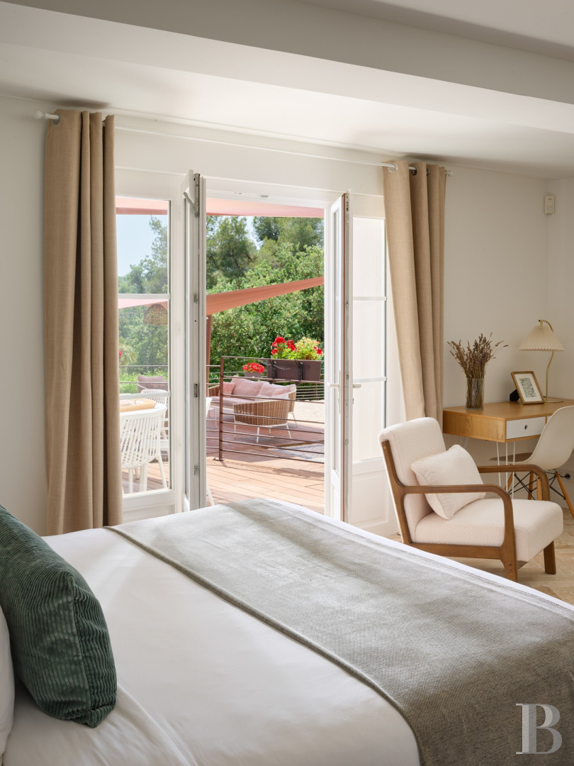 A renovated farmhouse surrounded by extensive grounds leading down to the sea, between Toulon and Hyères on the Var coast - photo  n°19